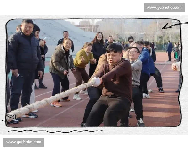 激烈角逐力量与团队的较量拨河比赛中的汗水与坚持